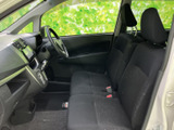 前席はシート形状が分かりやすく、運転席から助手席まで見通しのよい室内です。落ち着いた色調でまとまり、足元にも空間が確保されているため、通勤やお出かけの際も心地よく過ごせます。