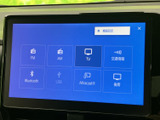 FMやAMに加えて、BluetoothやUSBなど複数のメニューを画面上で確認できます。使いたい項目を選びやすく、日常の移動中に音声コンテンツを楽しめます。