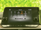 ラジオや各種入力先が一覧で表示され、目的の音源を選びやすい画面です。表示を見ながら使いたい項目を確認でき、日々の移動でも便利にお使いいただけます。