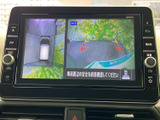 後方の映像に加え、車両周囲を上から見た表示も確認できます。駐車時に周囲の状況を把握する助けとなり、画面上のガイド表示を目安に後退操作を行えます。