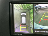 後方の映像に加えて車両を上から見た周辺映像も表示され、駐車時の状況確認に役立ちます。画面上のガイド線を目安に、後退時の位置合わせや周囲の確認をしやすくします。