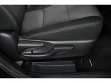 運転席シートリフター装備!シートの上下調整で運転操作の視界を確保できます。