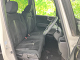 前席は運転席と助手席が並び、座面と背もたれにゆとりを感じるレイアウトです。大きな窓から外の様子を確認しやすく、乗り降りもしやすい開口部で、毎日の移動を快適に支えてくれます。