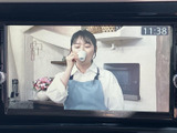 停車中にテレビ番組などの映像を視聴でき、休憩時間を過ごす際にも便利です。画面に映像が表示される装備で、車内での待ち時間を有効に活用したい方にもおすすめです。