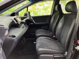 運転席と助手席は独立した形状で、座面や背もたれにゆとりを感じられます。前方には視界を遮りにくい配置のダッシュボードが広がり、乗る人それぞれが落ち着いて過ごせます。
