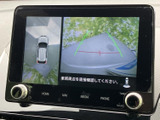 後方の映像に加えて車両周囲の俯瞰表示も確認でき、駐車スペースへの出入りをサポートします。画面上のガイドを目安に、周囲の状況を確かめながら操作できます。