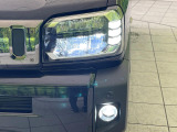 【LEDヘッドライト】悪天候や夜間走行時も良好な視界を確保し安心して運転できる高輝度LEDヘッドライトを装備!点灯速度が早く、消費電力も抑えられています。