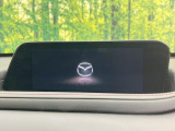 【8.8インチマツダコネクト】車内の雰囲気にマッチした大型のディスプレイ。スマホ接続でのナビ使用やBluetooth再生等、様々な機能が楽しめます。直感的なダイヤル操作が可能で、使い勝手も良好です。