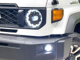 【LEDヘッドライト】悪天候や夜間走行時も良好な視界を確保し安心して運転できる高輝度LEDヘッドライトを装備!点灯速度が早く、消費電力も抑えられています。