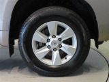 純正のアルミホイール装着車です。タイヤサイズは265/65R17です。