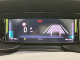 速度やシフト位置などの情報がデジタル画面にまとめられ、運転中に確認しやすい構成です。表示内容が見やすく整理されているため、必要な情報を把握しやすく、毎日の運転をサポートします。