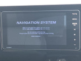 ナビゲーションやオーディオをまとめて扱えるセンターディスプレイを装備。画面表示と本体のボタンを確認しながら、目的に合わせて使い分けられる便利な装備です。日々の移動をサポートします。