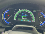 速度や燃料残量など、運転に必要な情報がひと目で確認しやすい配置です。中央の表示部にも情報がまとまり、走行中に視線を大きく移さず確認できるため、日々の運転を支えます。