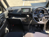 運転席まわりは視界を確保しやすく、メーターや画面も目に入りやすい配置です。前席から後席まで見通しがよく、車内で過ごす同乗者にも開放感があります。