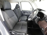 ゆったり室内で運転もしやすいです♪使い勝手の良い配置も考えられています!!