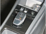 電気100パーセントで走る車ならではのシフトレバー!