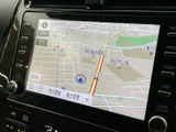 地図上に現在地や周辺の道路が表示され、目的地までの道順を確認しながら運転をサポートします。画面内の案内表示も見やすく、初めて訪れる場所への移動にも便利です。