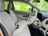 明るい色調のシートとゆとりを感じる前席まわりで、運転席・助手席とも落ち着いて過ごせる空間です。窓から外の様子も確認しやすく、日常の移動にも心地よく使えます。