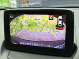 後方の映像に加えて進行方向の目安となるガイド線も表示され、駐車時の周囲確認をサポートします。車庫入れや狭い場所での後退時に役立つ装備です。