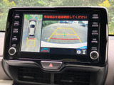 後方映像に加えて車両周辺の状況も画面で確認でき、駐車時の周囲確認をサポートします。ガイド表示も備わり、狭い場所での駐車や切り返しに便利です。