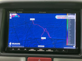 テレビ番組を画面に表示でき、停車中の待ち時間にも映像を楽しめます。画面いっぱいに情報が表示されるため内容を確認しやすく、お出かけ先での休憩時間にも活用できます。