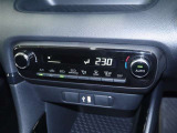 【オートエアコン】設定した温度になるように車が自動で風量や吹き出し口、冷暖房の強さを調整してくれるエアコンです。一度温度を設定すれば、自動で快適な室温を保ってくれるので運転に集中しやすいですよ♪
