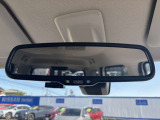 【自動防眩機能付きバックミラー】後続車のヘッドライトの明るさを自動で調整してくれるので、夜間でも安心して走行することができます!
