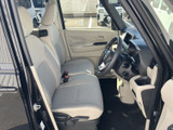 明るい色合いのシートとドア内張りで、運転席まわりは開放的な雰囲気。前方の見通しにも配慮された室内で、毎日の移動を快適にお過ごしいただけます。