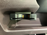 小物を差し込んでおける収納スペースが手の届きやすい位置に備わり、日常の車内で使う小物の置き場として活用できます。運転席まわりをすっきり保ちたい方にも便利なつくりです。