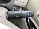 レバーには各操作を示す表示があり、運転席から機能を確認しやすい配置です。手元で必要な操作を行えるため、周囲を確認しながら扱いやすく、日常の運転をサポートしてくれます。