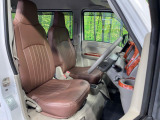 運転席まわりには十分なスペースがあり、大柄な方でもゆったり運転していただける環境です。