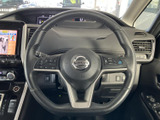 手元に複数のスイッチを備え、運転姿勢を保ちながら各種機能を操作できます。握りやすい形状で、前方を確認しながら使いやすい運転席まわりです。