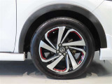 純正のアルミホイール装着車です。タイヤサイズは195/60R17です。