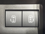 【両側パワースライドドア】スマートキーや運転席のスイッチで後席両側スライドドアの開閉が可能♪電動だから力を入れてドアを開ける必要が無く、小さなお子様でも簡単に開け閉めでき快適です♪