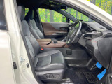 運転席まわりには十分なスペースがあり、大柄な方でもゆったり運転していただける環境です。