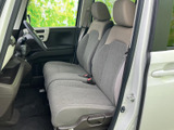 運転席と助手席は座面が広く、背もたれにもゆとりを感じるつくりです。窓からの視界も確保され、前席で過ごす時間を落ち着いてお楽しみいただける室内です。