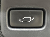 【パワーバックドア】スマートキーや運転席のボタンを押すだけでリアゲートが自動で開閉します!荷物を持っている時や、高い位置にあるバックドアを閉める際に便利な機能です♪