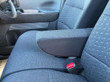 運転席にはアームレストが付いてます。