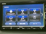 DVDやCD、FM・AM、テレビなどの選択肢が画面上に並び、使いたい項目を見つけやすい表示です。音楽やラジオなど、用途に合わせて選べる便利なオーディオ環境です。