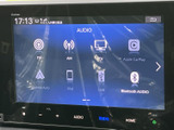 ラジオやテレビ、スマートフォン連携など、複数の音源を画面から選択できます。普段お使いの機器や好みに合わせて切り替えられ、通勤やお出かけの時間を快適に過ごすのに役立ちます。