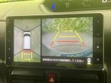 後方の映像に加え、車両を上から見た周辺表示も確認できる画面構成です。ガイド線も表示され、駐車時に周囲との位置関係を把握する際に役立ちます。