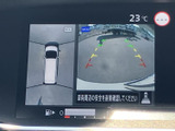 後方の映像に加えて車両周辺を俯瞰する表示もあり、駐車時に周囲の状況を確認する目安になります。画面上のガイド表示も活用でき、車庫入れや駐車をサポートします。