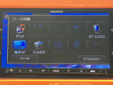 音源を選ぶ画面にiPodや地デジ、チューナーなどの項目が並び、好みに合わせた選択が可能です。画面表示がまとまっており、普段使う音楽や放送へ切り替えやすい装備です。