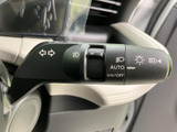 方向指示やライト関連の表示がレバー上にまとめられ、運転席から確認しやすい配置です。走行中の合図や周囲の明るさに応じた操作を、手元でスムーズに行えます。