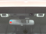 【アイサイトVer3】前方の車両等を検知し、衝突しそうな時は警報で注意を促し、ブレーキを踏む力をサポート。ブレーキを踏めなかった場合は衝突被害軽減ブレーキが作動、衝突回避をサポートします。