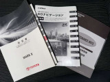 メンテナンスノート、取扱説明書です。 その車の整備記録が事細やかに記録されています。 車が生まれてから今までどのような道を歩んできたのか判るとても重要な物ですよ。