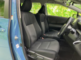 前席は身体を支える形状で、運転席と助手席にそれぞれゆったり座れます。窓からの視界も広く、乗り降りしやすい開口部で、毎日の移動も快適に過ごせそうです。