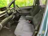 前席はゆったりとした形状で、乗車時に腰を落ち着けやすいシートです。視界を遮りにくい前方の窓と見通しのよい室内で、運転席・助手席ともに過ごしやすい空間です。