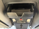 サングラスホルダーも装備!格納式で車内の見た目もスマート♪