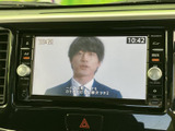 テレビ映像を表示できるモニターを装備しています。停車中の休憩時間などに番組を視聴でき、車内で過ごす時間の楽しみを広げます。画面表示の切り替えも手元の操作部から行える仕様です。